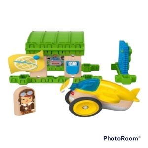 NIB-FISHER PRICE-WONDER MAKERS-AIRPLANE HANGAR